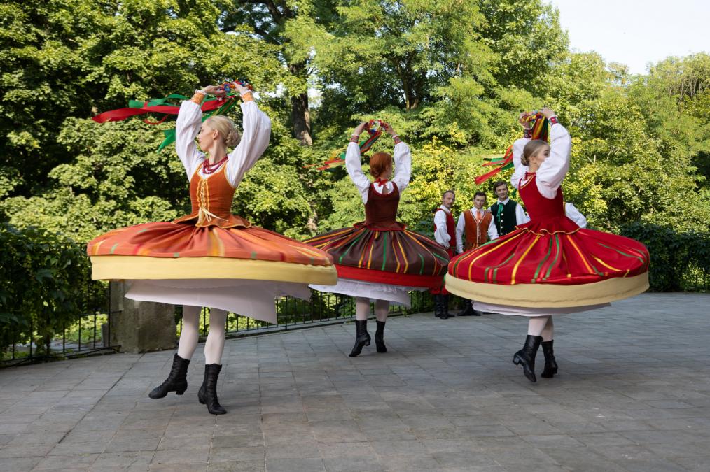 Zdjęcie grupy tancerzy w ludowych strojach