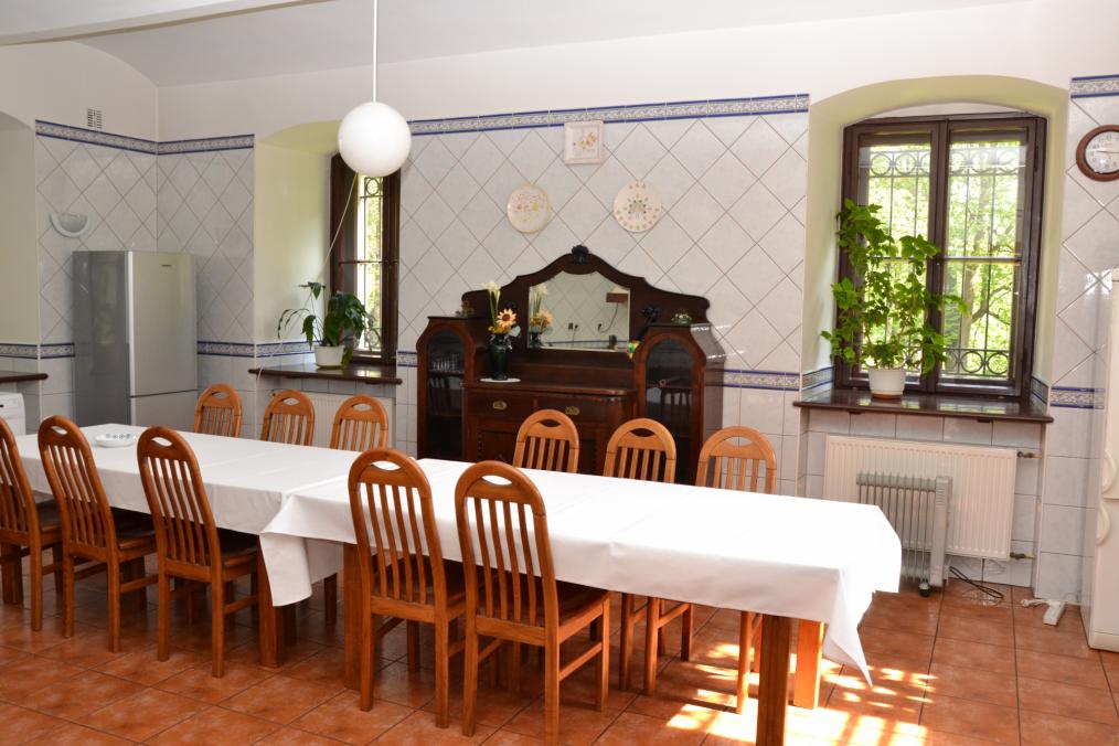 Fotografia jadalni ze stołem i krzesłami