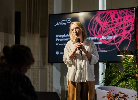 Dominika Kasprowicz z mikrofonem