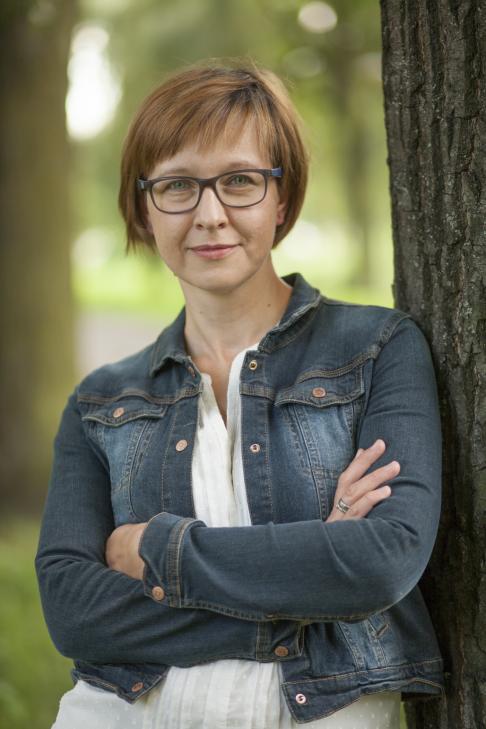 Fotografia portretowa kobiety z krótkimi włosami
