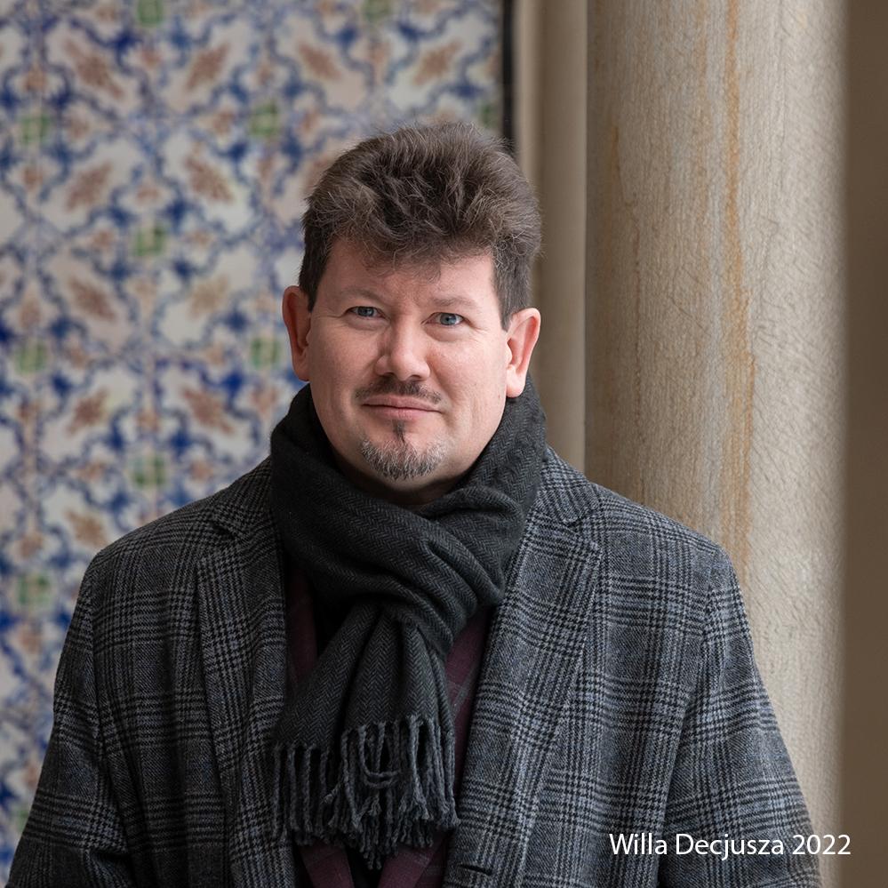 fotografia: portret Andreja Chadanowiczana tle kafli orientalnych Willi Decjusza