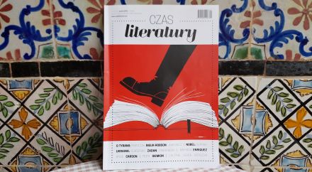 Zdjęcie książki na tle orientalnych kafli