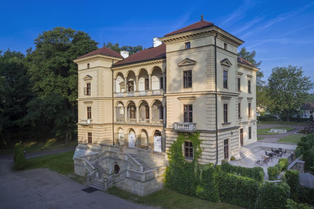 Fotografia fasady Willi Decjusza z loggiami na I i II piętrze z dalszej perspektywy