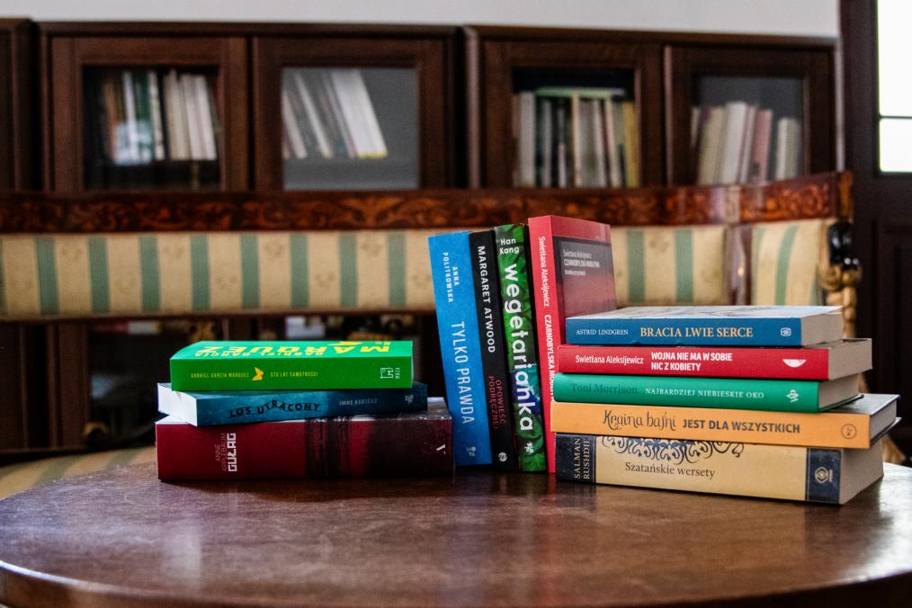 Zdjęcie przedstawia kilka z pozycji z listy ksiąg zakazanych