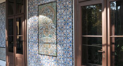 Fotografia: fragment loggii z orientalnymi kaflami ceramicznymi