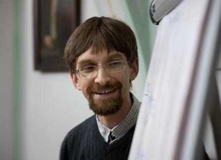 Fotografia uśmiechniętego mężczyzny z brodą