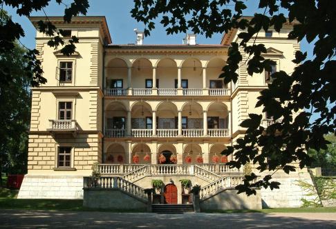 zdjęcie fasady Willi Decjusza otoczonej parkiem