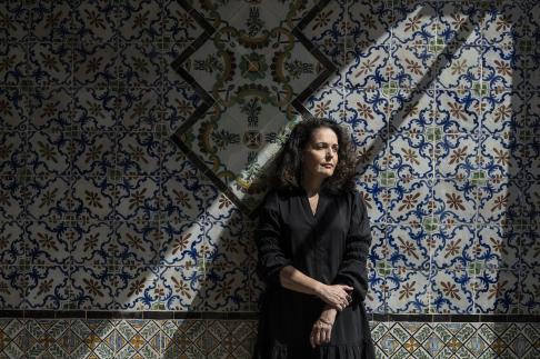 Zdjęcie kobiety na tle orientalnych kafli