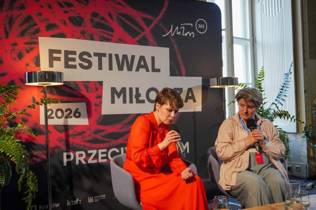 Eliza Kącka i Marianna Kijanowska siedzą przed ścianką z napisem Festiwal Miłosza