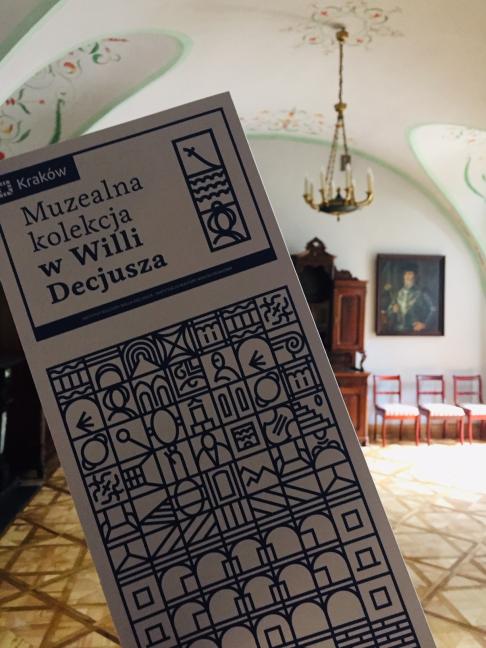 Fotografia: materiały promocyjne Willi Decjusza na tle zabytkowej sali
