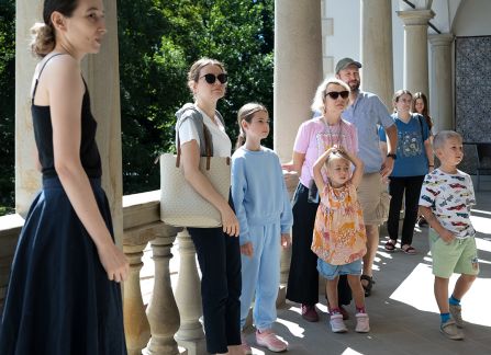 Dzieci z opiekunami zwiedzający Willę