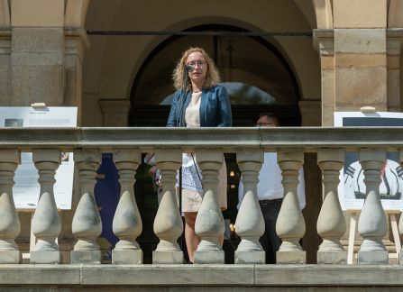 Fotografia. Dyrektorka Instytutu Kultury Willa Decjusza przemawia ze szczytu schodów przed Willą Decjusza.