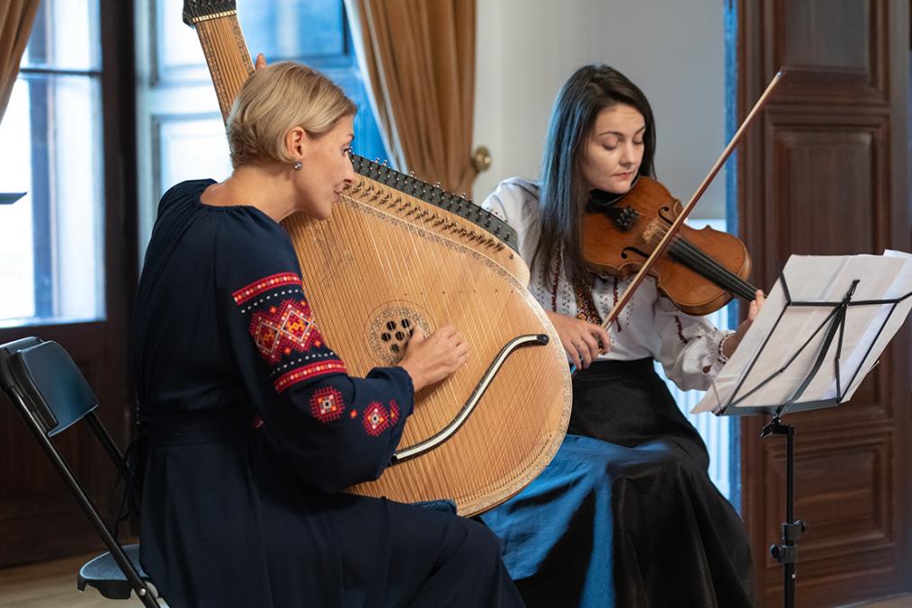 Fotografia dwóch kobiet grających na instrumentach