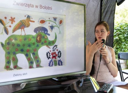 Fotografia. Kobieta prowadzi prezentację multimedialną.