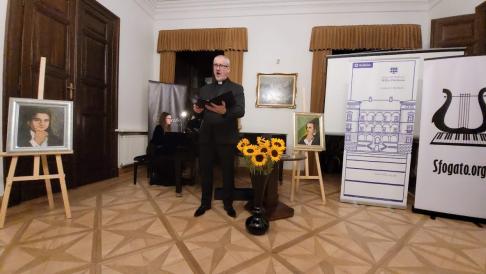 Zdjęcie śpiewającego mężczyzny w zabytkowej sali