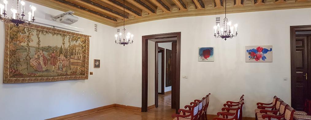 Fotografia: zabytkowe wnętrze z gobelinem