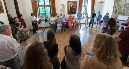 Fotografia: grupa zwiedzających w zabytkowym wnętrzu