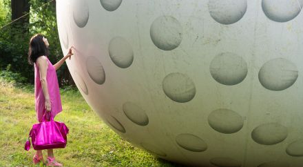 fotografia: gumowa rzeźba piłki umieszczona na środku jednej z sal Willi Decjusza