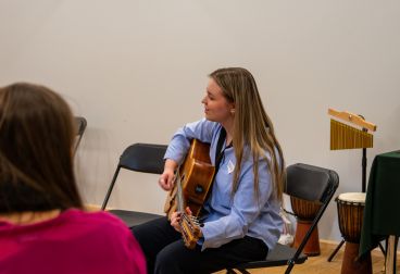 Zofia Staroń gra na gitarze