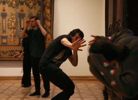 Fotografia grupy ludzi tańczących w zabytkowej sali