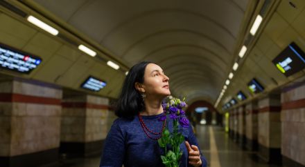fotografia kobiety z bukietem kwiatów w tunelu metra