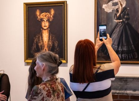 Zdjęcie z wernisażu Karoliny Skorek w Willi Decjusza