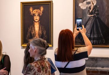 Zdjęcie z wernisażu Karoliny Skorek w Willi Decjusza