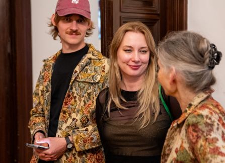 Zdjęcie z wernisażu Karoliny Skorek w Willi Decjusza