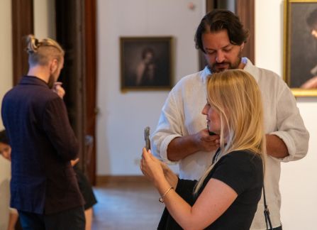 Zdjęcie z wernisażu Karoliny Skorek w Willi Decjusza