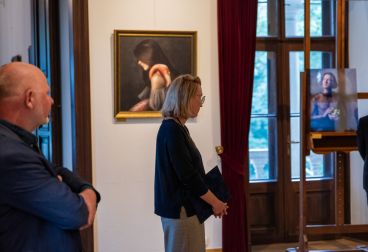 Zdjęcie z wernisażu Karoliny Skorek w Willi Decjusza