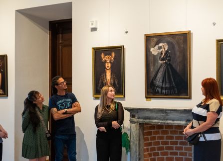Zdjęcie z wernisażu Karoliny Skorek w Willi Decjusza