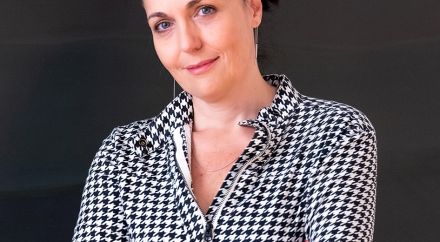 fotografia: portret kobiety w koszuli w kratkę