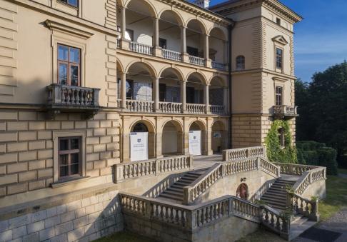 Zdjęcie fasady Willi Decjusza z dalszej perspektywy