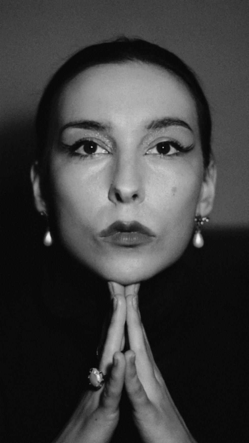 Zdjęcie przedstawia portret artystki