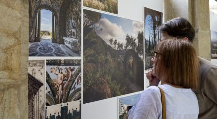 Na zdjęciu widoczne są osoby, które oglądają wystawę na zewnątrz Willi Decjusza